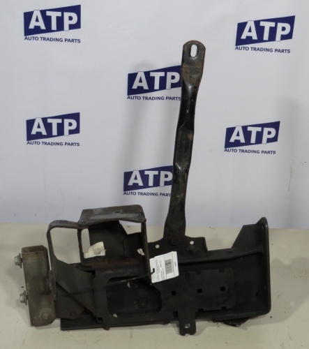 Кронштейн левой подножки MB MP3 б/у  A9305203733