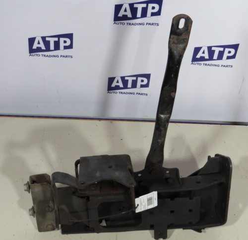 Кронштейн левой подножки MB MP3 б/у  A9305203733 фото 3