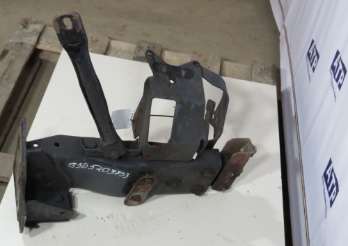 Кронштейн левой подножки MB MP3 б/у  A9305203733 фото 6