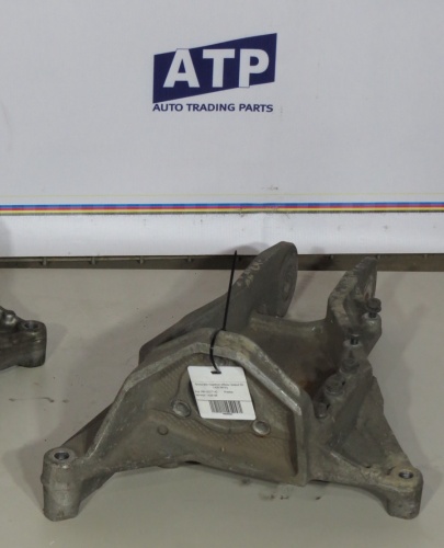 Кронштейн подвески кабины правый SC 1426196 б/у