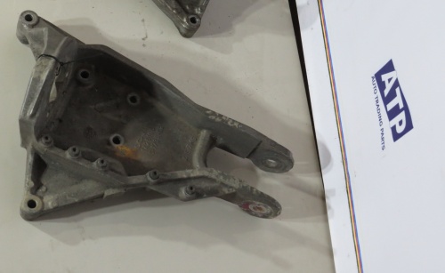 Кронштейн подвески кабины правый SC 1426196 б/у фото 3